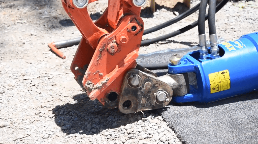 How to hook the Auger Driver to the Hitch of the Mini Excavator